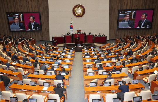9일 오후 국회 본회의에서 '윤석열 대통령 위헌적 비상계엄 선포 내란혐의 및 제주항공 여객기 참사 진상규명'과 관련 긴급현안질문이 진행되고 있다. [연합뉴스]